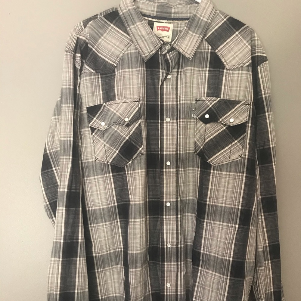 Levi’s long sleeve pearl button up two pockets